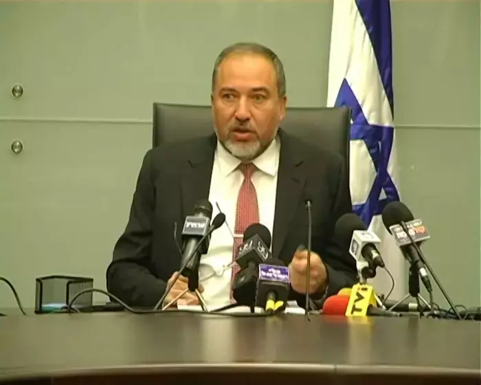 ליברמן נגד נתניהו: העברת הכסף לרשות - עידוד לרצח