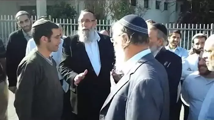צפו: רב נחקר בחשד להסתה במשך 45 שניות בלבד