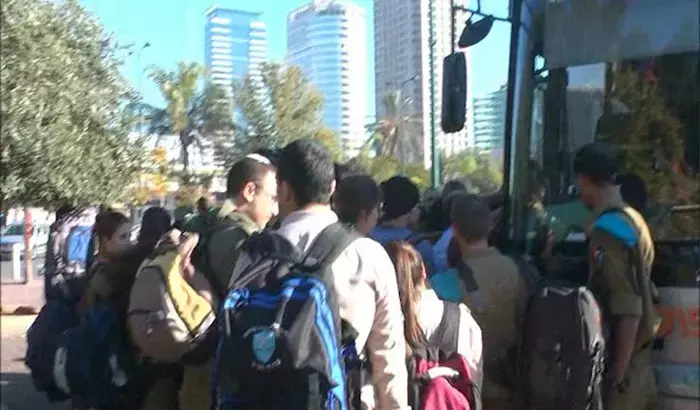 מדינה בפקק: אין רכבות לדרום, אוטובוס נשרף בכביש 1