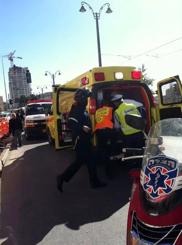 צעירה נפצעה באורח קשה מנפילת אבן מבניין בירושלים