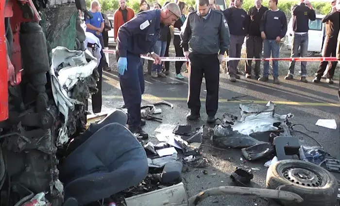 הרוג ופצוע קל בהתנגשות בין משאית עמוסה למכונית