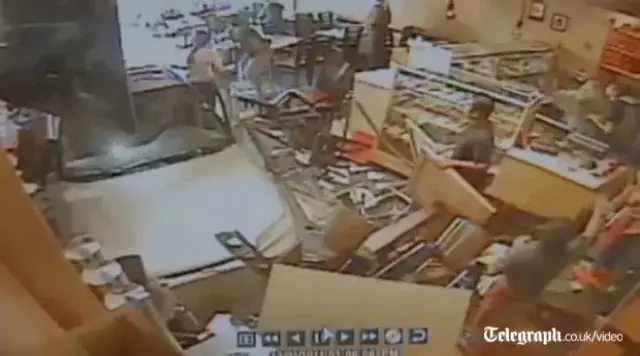 ארה"ב: לחצה על דוושת הגז - והתנגשה במסעדה