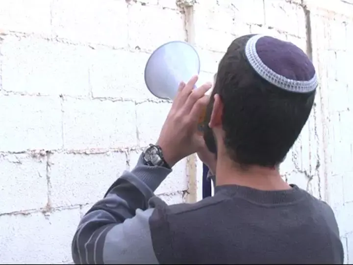 קצב סירב לפגוש משפחתו במדי אסיר, עשרות הפגינו מחוץ לכלא