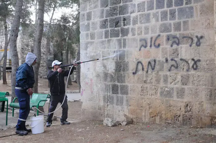 טרור יהודי: כתובות נאצה ונשק דמה בכפר פלסטיני