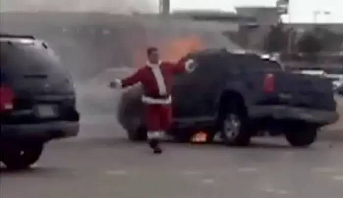 צפו: נס חג המולד - סנטה קלאוס הציל אנשים מרכב בוער