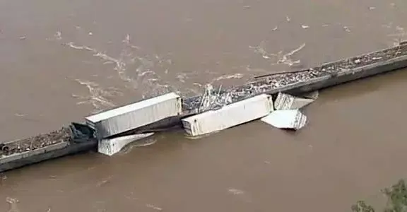 שטפונות באוסטרליה: צפו ברכבת שנסחפה מגשר