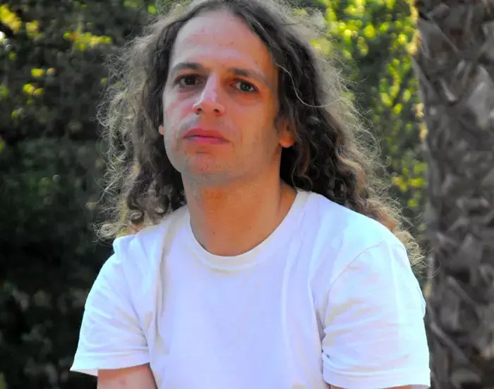 מי התוקפת ומי הקורבן?