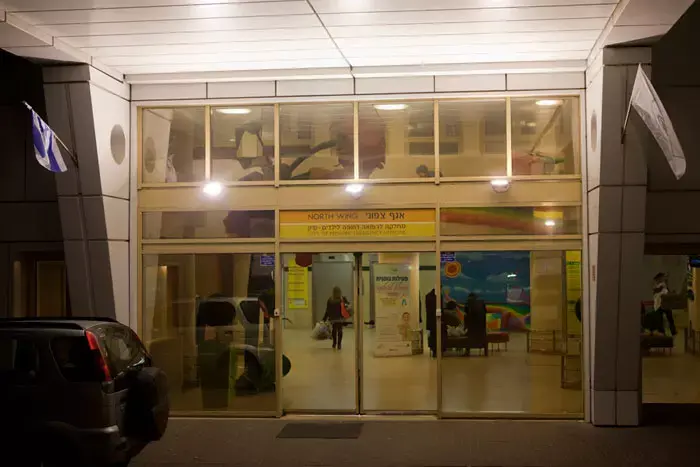 פעוט בן שנתיים נפל מהקומה השלישית בזמן שסבתו הייתה בבית
