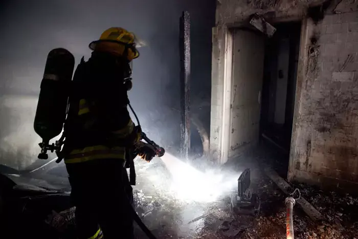 בהלה באמצע הלילה: רכב הוצת בחניון, הדיירים פונו