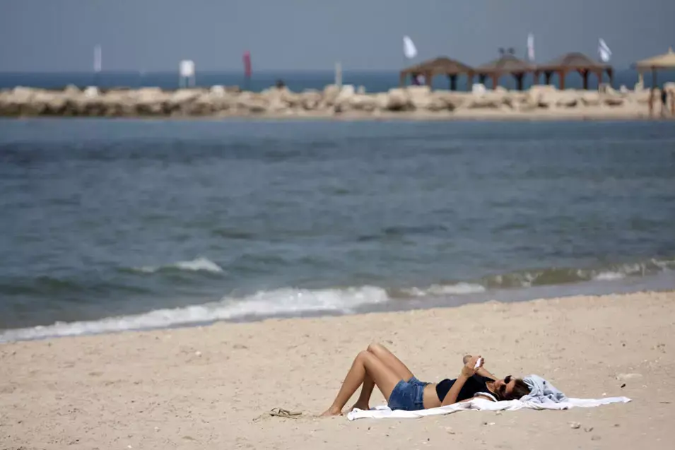 שרב כבד בסופ"ש: 44 מעלות באילת, 75% לחות בתל אביב