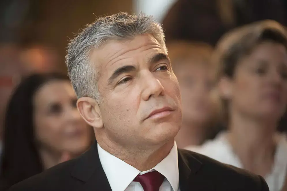 למרות הכניסה לפוליטיקה: יאיר לפיד ינחה את "שרים בכיכר"