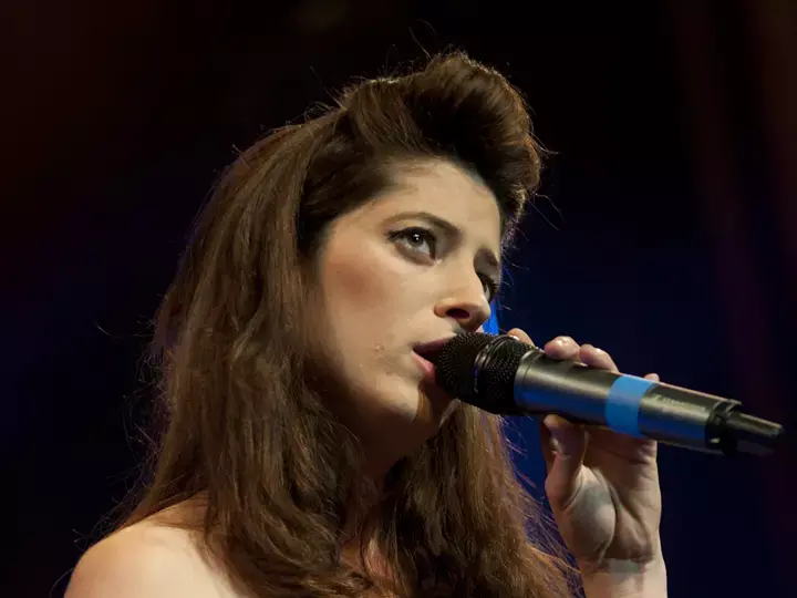 מי יופיע במחווה לשירי ג'יימס בונד?