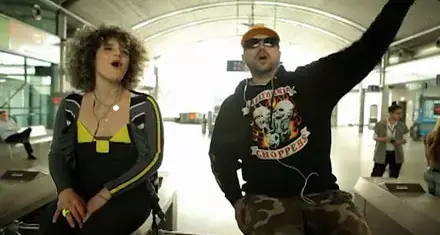 גדי אלטמן ומיקה שדה בחדר ההמתנה - בכורה