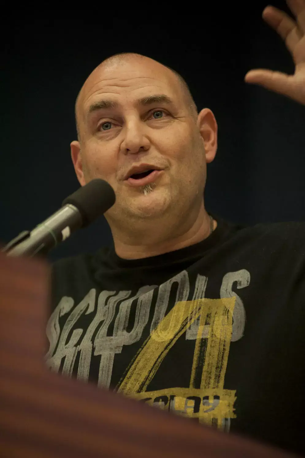 צביקה הדר אושפז בבית חולים