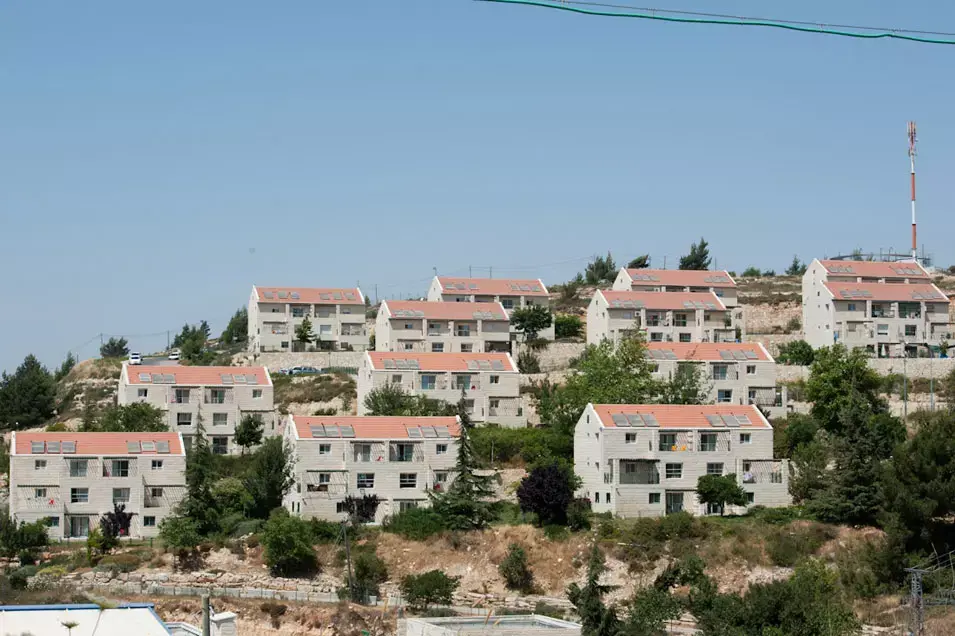 מתנחלים תקפו במוטות ובאבנים כבאים בבית אל