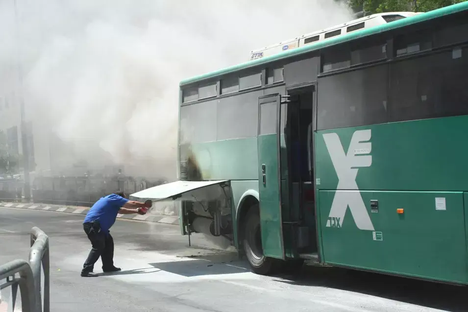 מלכודת מוות בכבישים: איך מונעים אסון כבד באוטובוסים בוערים?