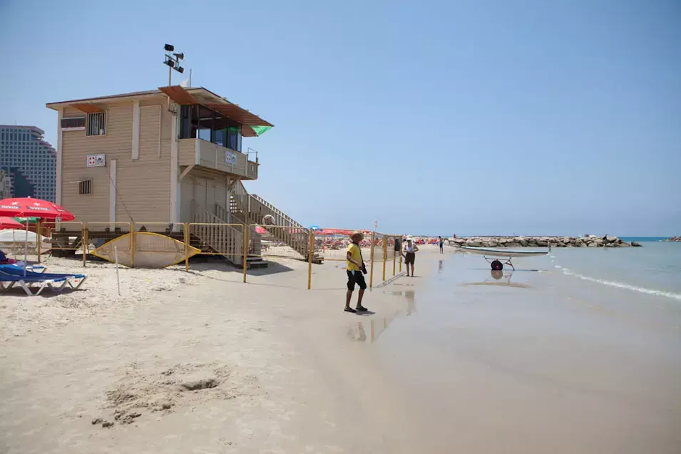 אין מצילים ברוב חופי תל אביב: "עוד יהיה פה אסון"