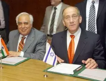 ביקורת בכנסת על אולמרט, שהודיע שייעדר מדיון ועדת חו&rdquo;ב