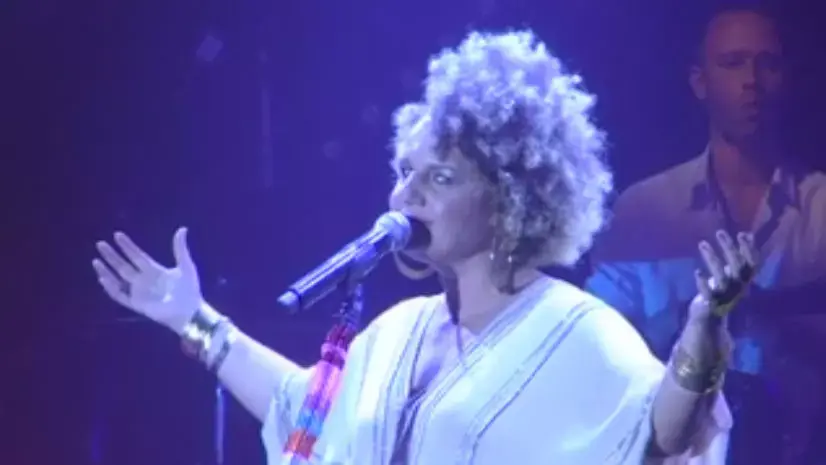 קרולינה מבצעת את "משגע אותי" בהופעה חיה