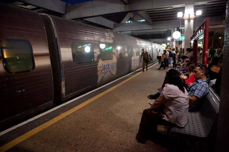 בן 12 נפצע קשה בנפילה מגשר בחיפה, אבנים יודו בבירה