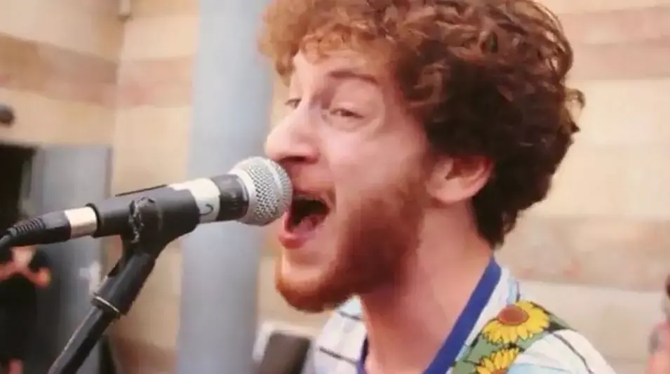מאלישע בנאי ועד מונטי פיורי: מיטב השידורים של הרדיו הלוהט בסביבה
