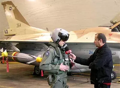 טייסים וקצינים עושים בית ספר