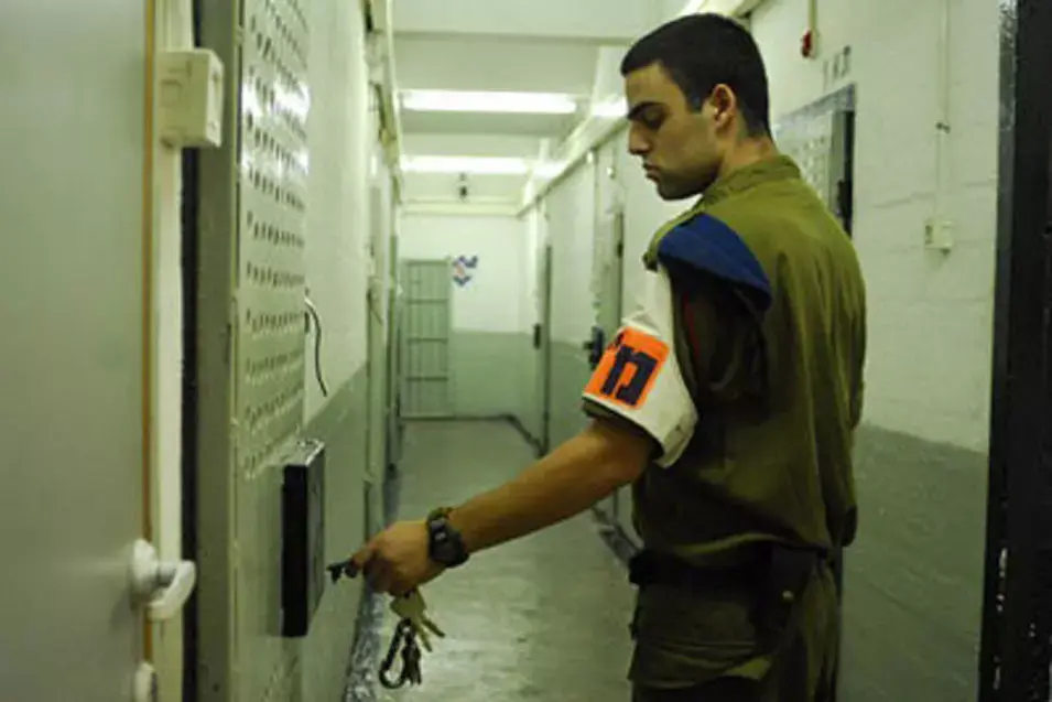 צבא אטום: עריקים התייצבו בכלא - והושארו בחוץ