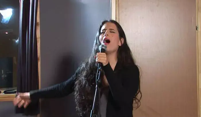 צפו: מירי מסיקה שרה בסינית