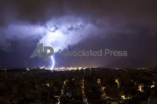 ארגנטינה: 3 תיירים נהרגו מפגיעת ברק בעיירת חוף
