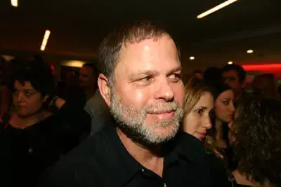 קשת תובעת את אורי שנער