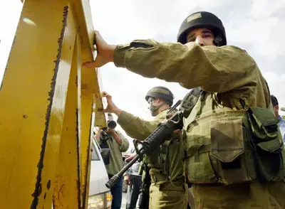 חשד שעובדת המעברים גנבה כסף מפלסטינים