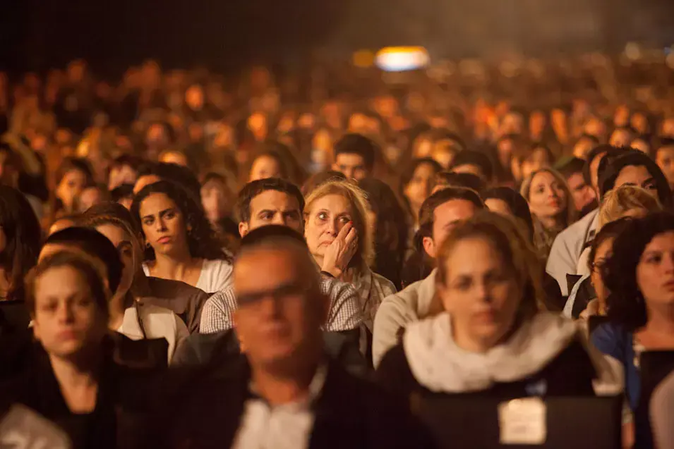 יום הזיכרון בטלוויזיה: הגיע הזמן להפסיק לשיר שירים יפים בכיכר