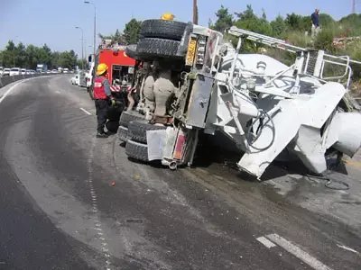 הרוג בהתנגשות בין רכב פרטי למשאית בעכו