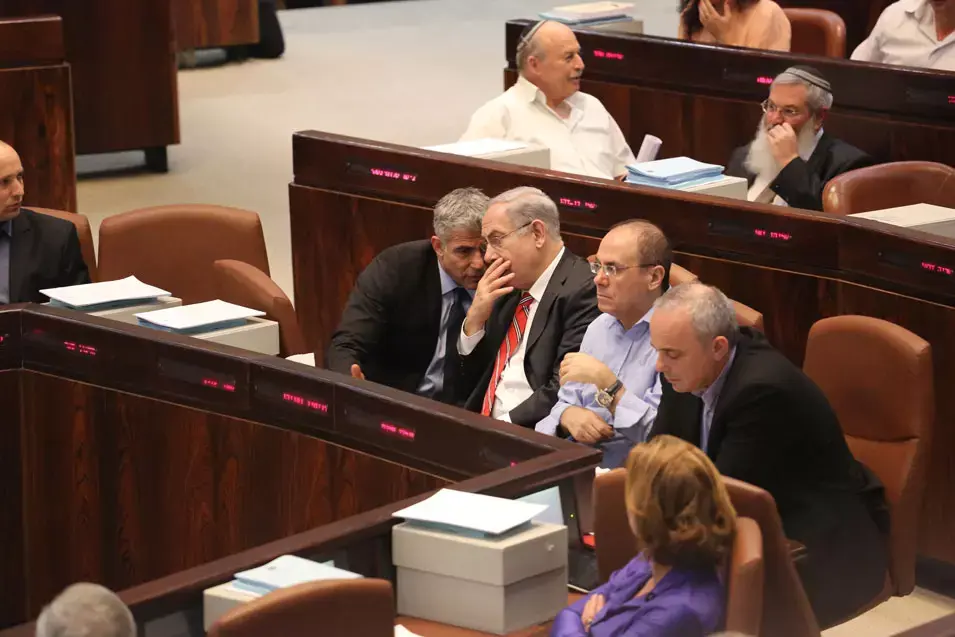 סקר: יש עתיד יורדת ל-12 מנדטים, הליכוד מתחזק