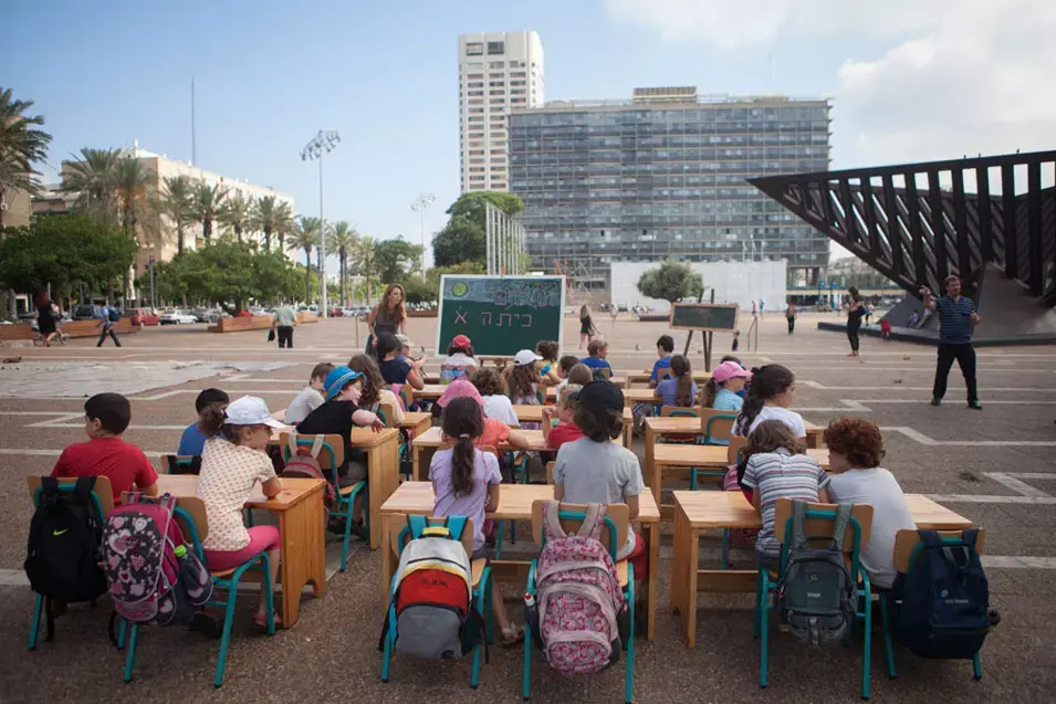 פירון נכנע למחאה: יפעל לביטול הצפיפות בכיתות