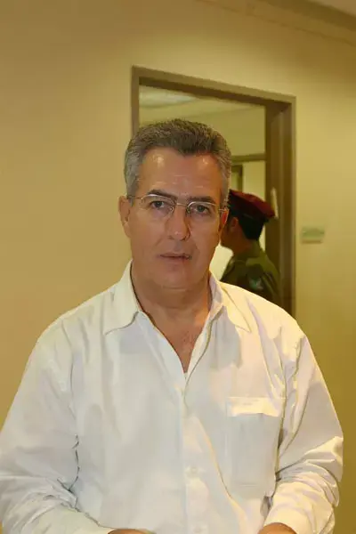 שוטרים פשטו על משרדי עיריית פתח תקווה