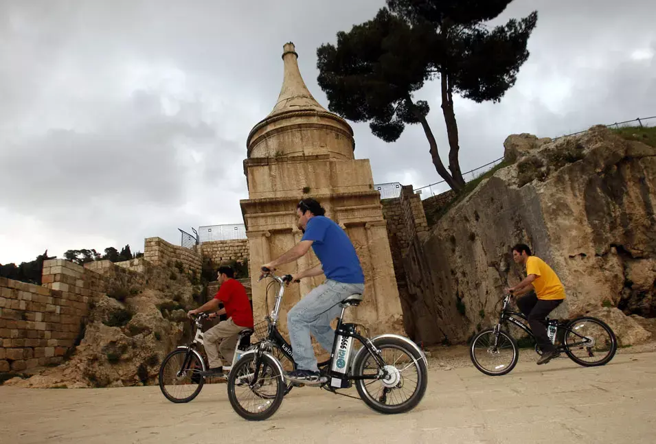 המשטרה לא אוכפת, האופניים החשמליים ממשיכים לדהור על המדרכה