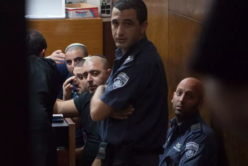 פעילי ימין השליכו ביצים לעבר השר אריאל: "בוגד"
