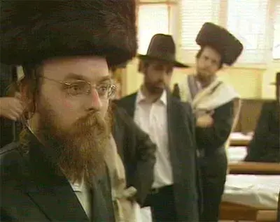 חסידי גור שרפו מחסן של חסידי סאטמר