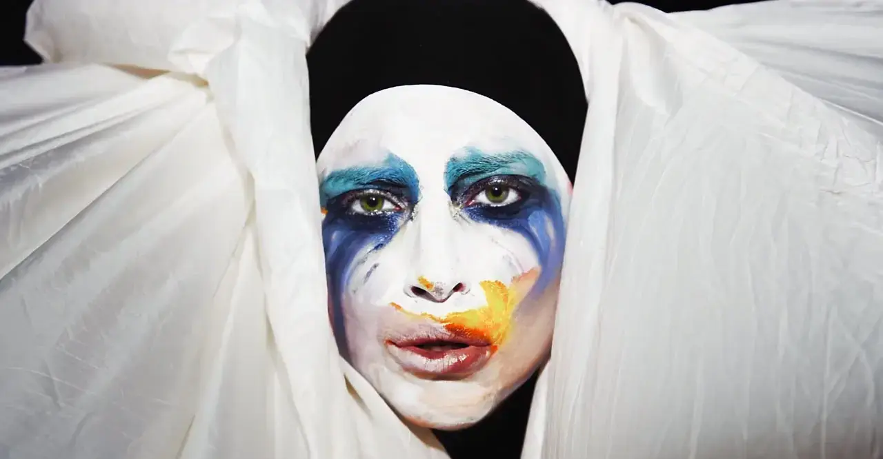 צפו: ליידי גאגא בקליפ לשיר "Applause"
