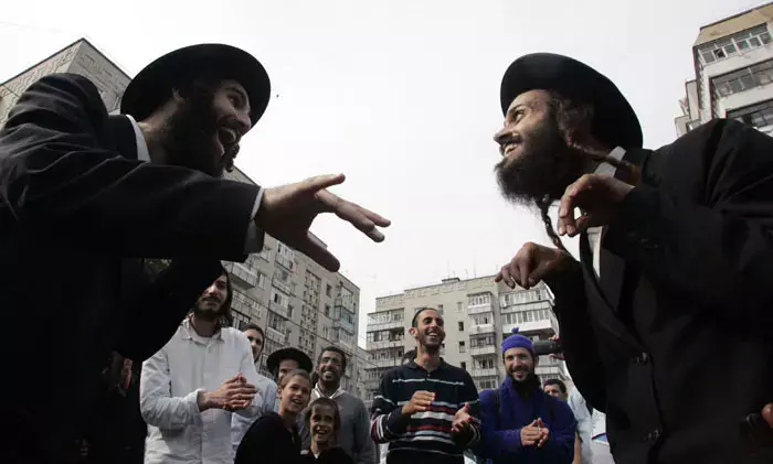 חסידי ברסלב מודאגים: הכניסה לקבר הרב תעלה כסף?