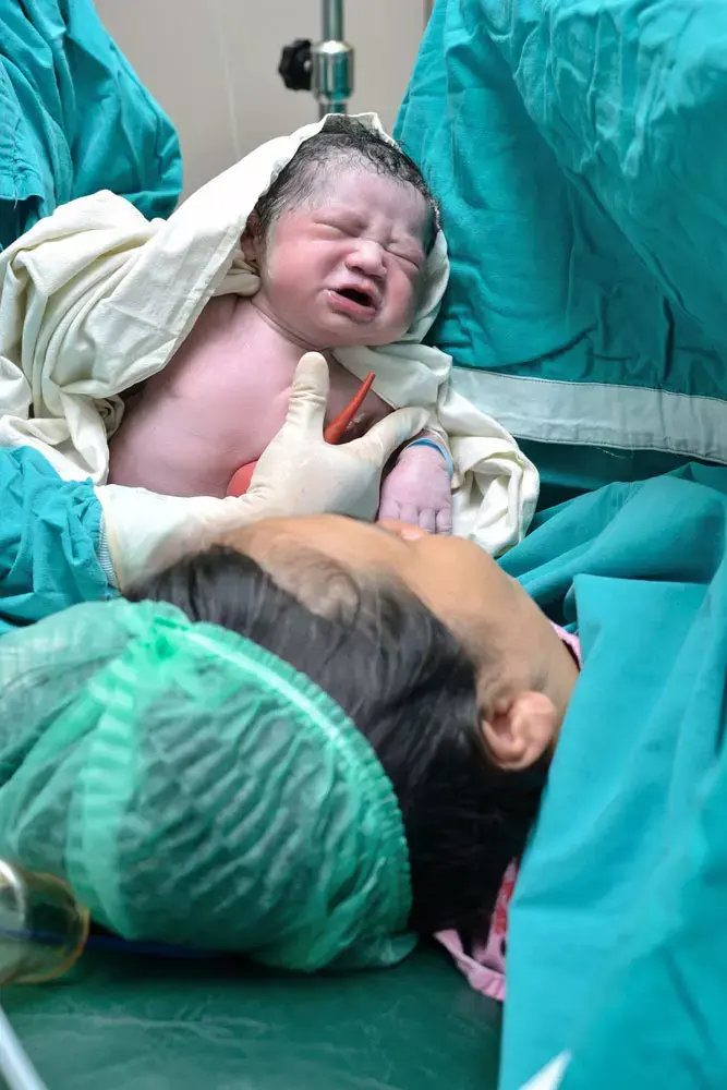 לשמור או לא לשמור: האם הדם הטבורי של התינוק הוא כמו "תעודת ביטוח"?