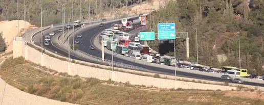 אוטובוס עלה באש על כביש 1; לא דווח על נפגעים