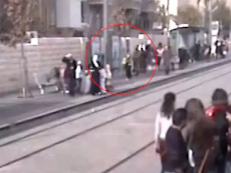 התיעוד נחשף: האם הנערות ירקו על האישה הערבייה?