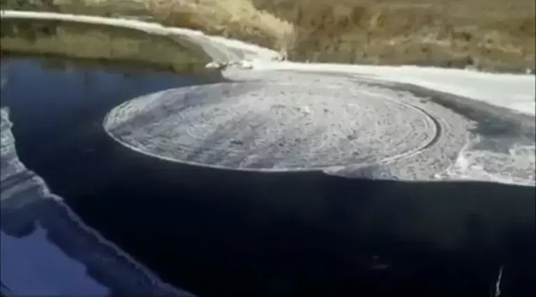 פלא תבל: צפו במעגל קרח ענקי מסתחרר באמצע נהר