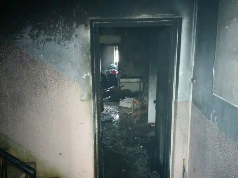 קשיש ואישה נפגעו קשה בשריפה בדירה בחיפה