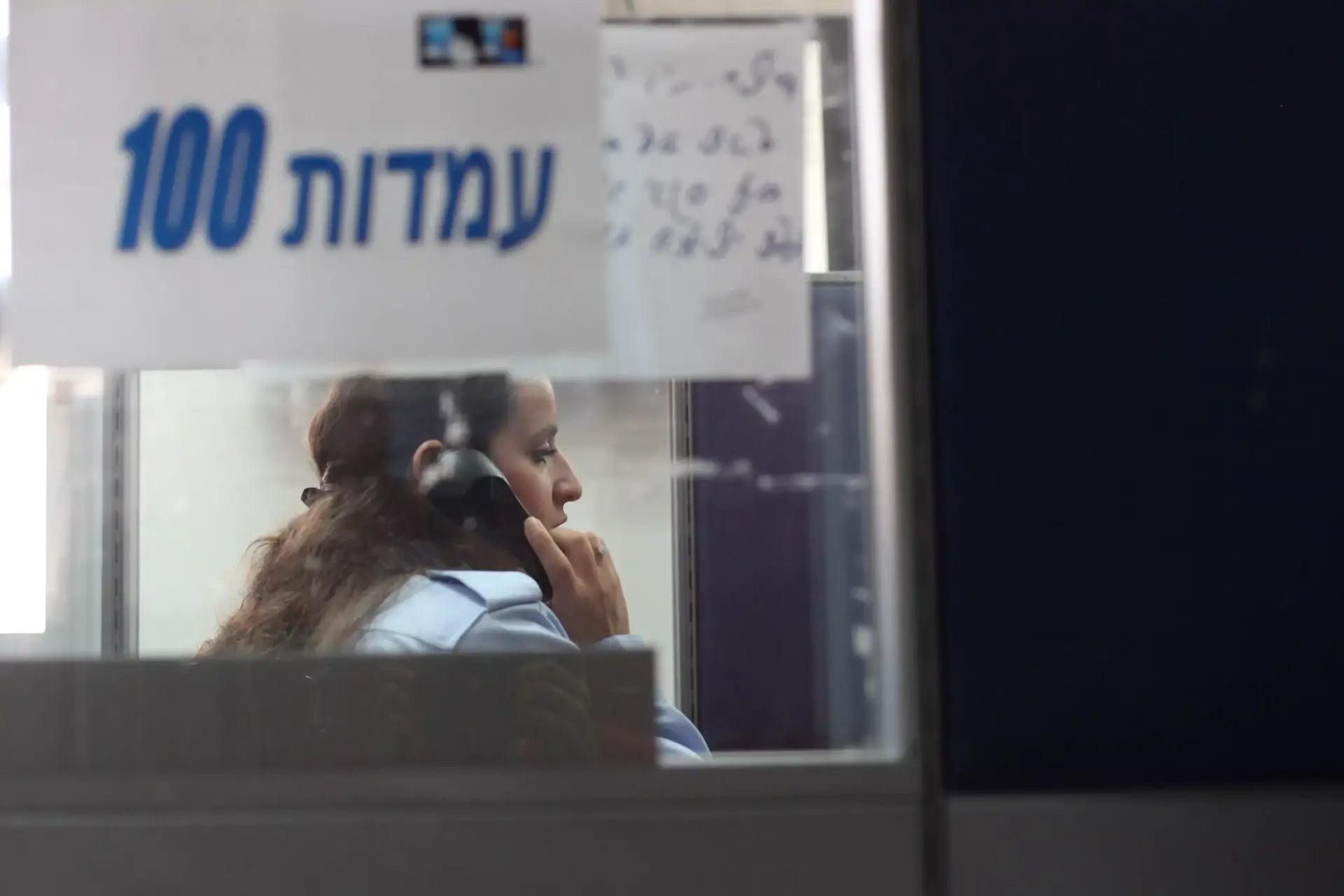 האזינו לשיחה המשטרתית: נערה לבד בבית עם פורץ