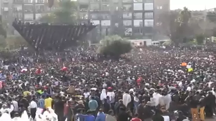 אלפי זרים הפגינו בכיכר רבין: "אנחנו בני אדם"