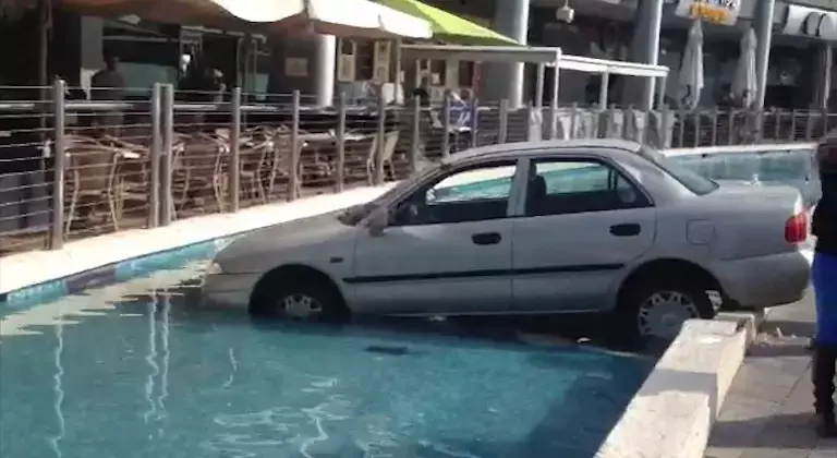 סרט רע: ניסתה להחנות בסינמה סיטי ונחתה בתעלת מים
