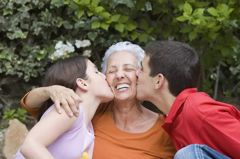 החדשות בדקה: מחקר - אל תכריחו ילדים לנשק את סבתא
